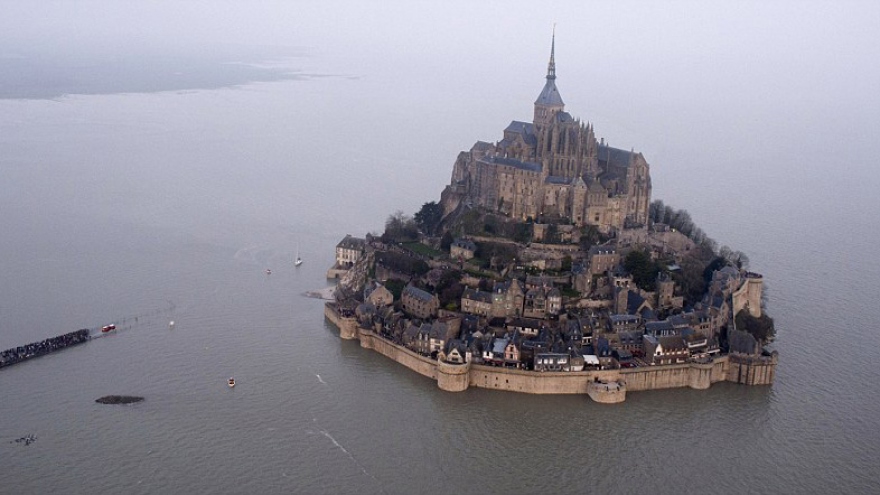 Tu viện Mont-Saint-Michel biến thành hòn đảo giữa biển nước